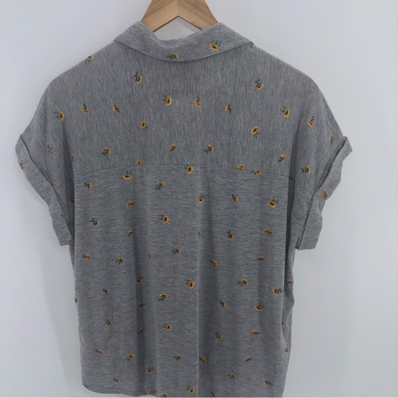 Truself Women L Sunflower Print Button Front Short Sleeve‎ Grey Top Classic Soft - Picture 2 of 9